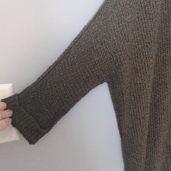 EUC✨ WISHLIST green open-knit oversized M/L v-neck sweater - Picture 6 of 16